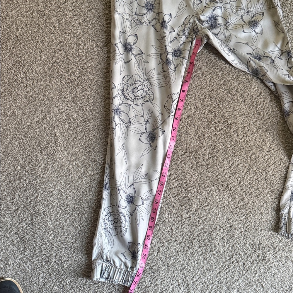 C&C California Floral Print Pants - Gray and White - Picture 5 of 9